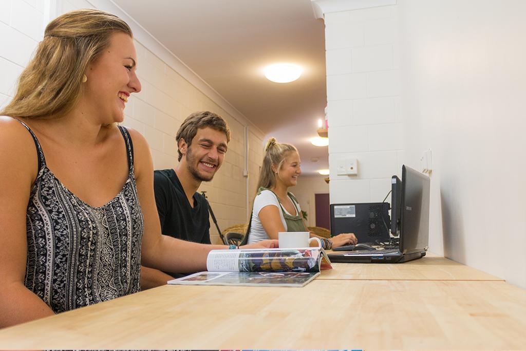 Foreign Exchange Accommodation-Beachside ทาวน์วิล ภายนอก รูปภาพ
